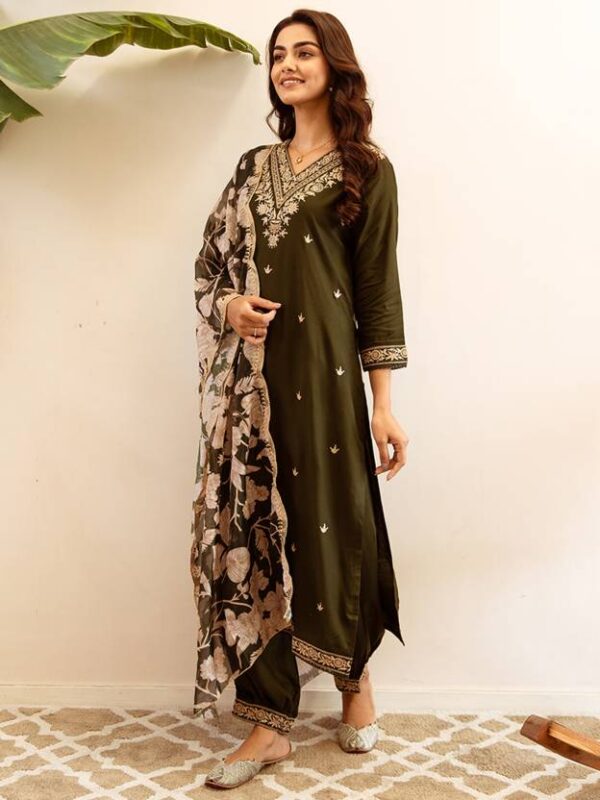 Women Viscose Rayon Kurta Salwar Dupatta Set - Image 4